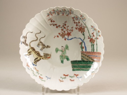 Bord, chrysantvormig, met decor van 3 tijgers en dansende figuur bij hek met bloeiende ranken